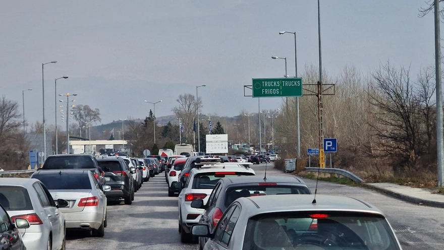 Гърците атакуват България за почивните дни, опашки по границите