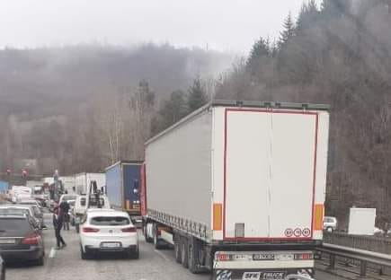 Автовоз се запали в тунел "Витиня"