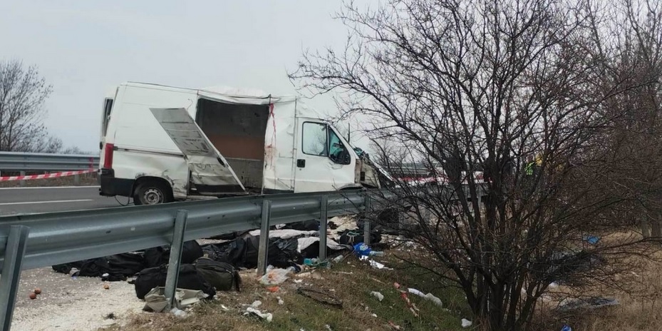 Дрогиран без книжка вози 10 афганистанци (обзор)