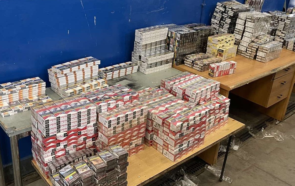 Откриха тайник с над 57 000 къса цигари в пътнически микробус