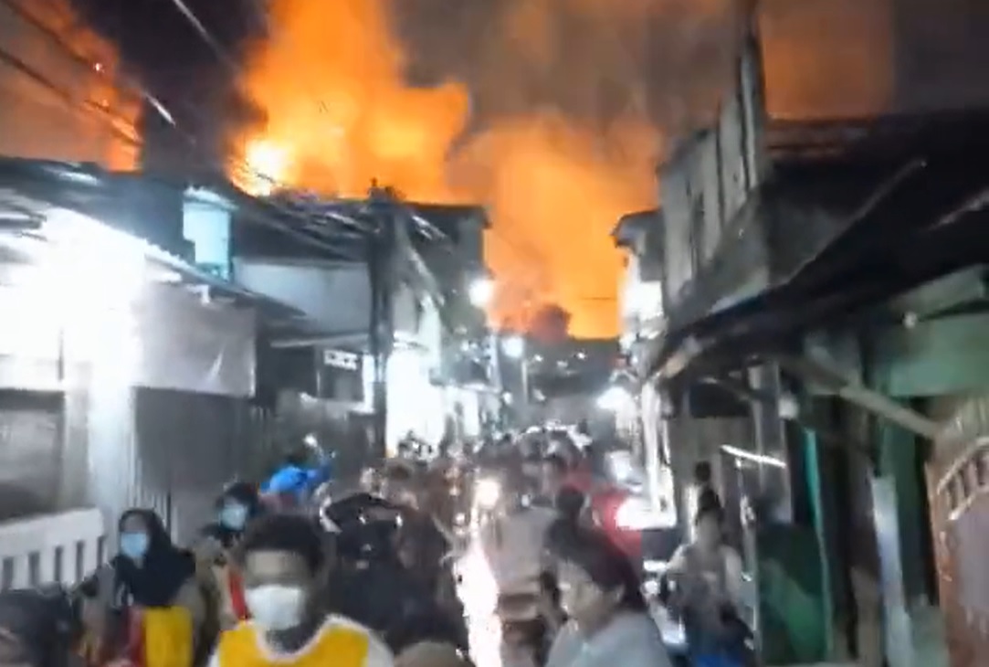 Пожар в депо за гориво в Джакарта, има жертви и ранени (ВИДЕО)