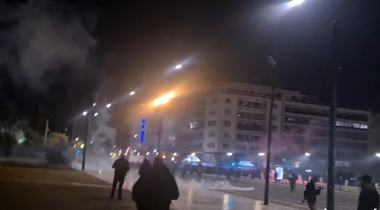 Сблъсъци между полиция и демонстранти на протестите след влаковата катастрофа в Гърция (ВИДЕО)