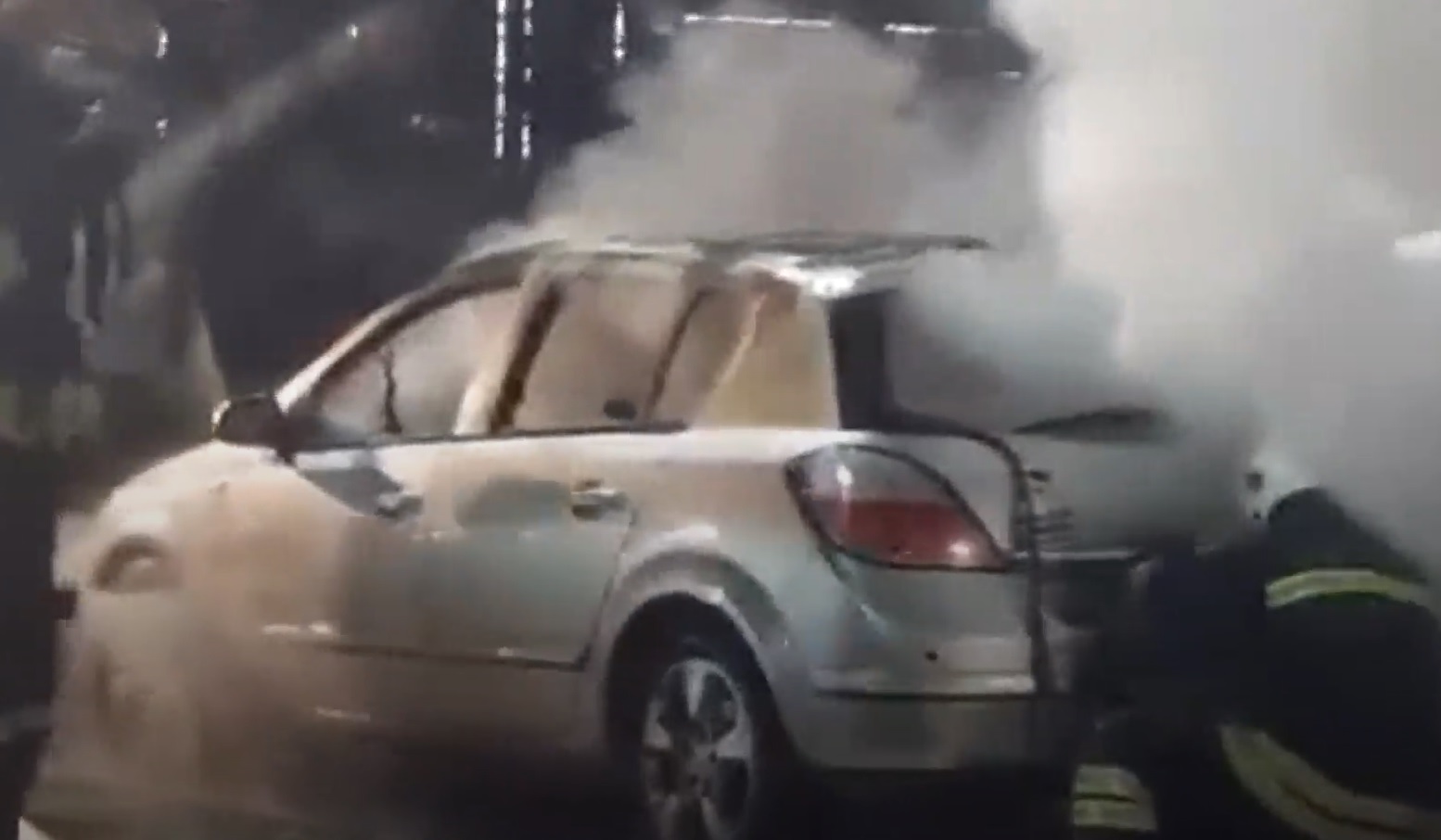 Кола се запали на "Пещерско шосе" в Пловдив