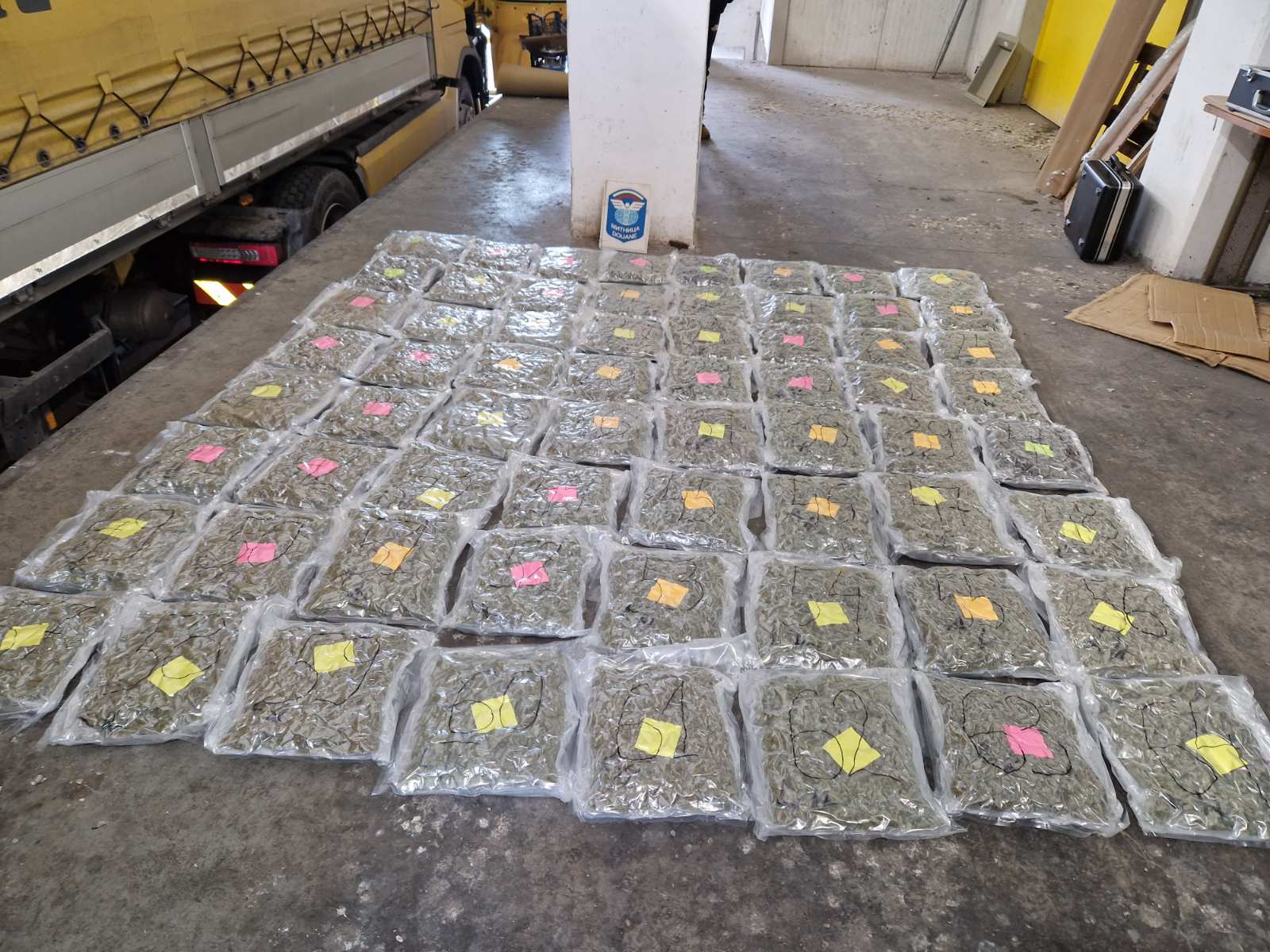 Откриха марихуана за над 158 000 лв. на "Капитан Андреево" (СНИМКИ)