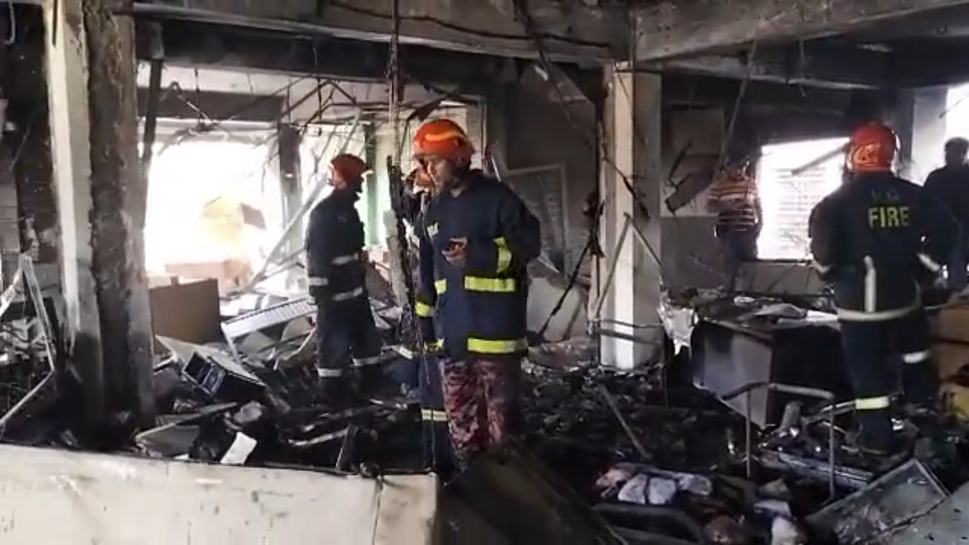 15 загинали и близо 200 ранени след експлозия в Бангладеш (ВИДЕО)