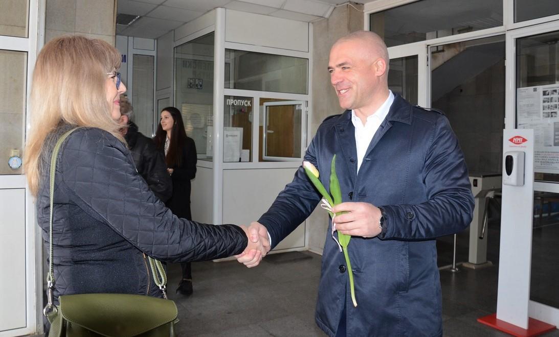 Служителките на община Видин посрещнати с цветя в Деня на жената