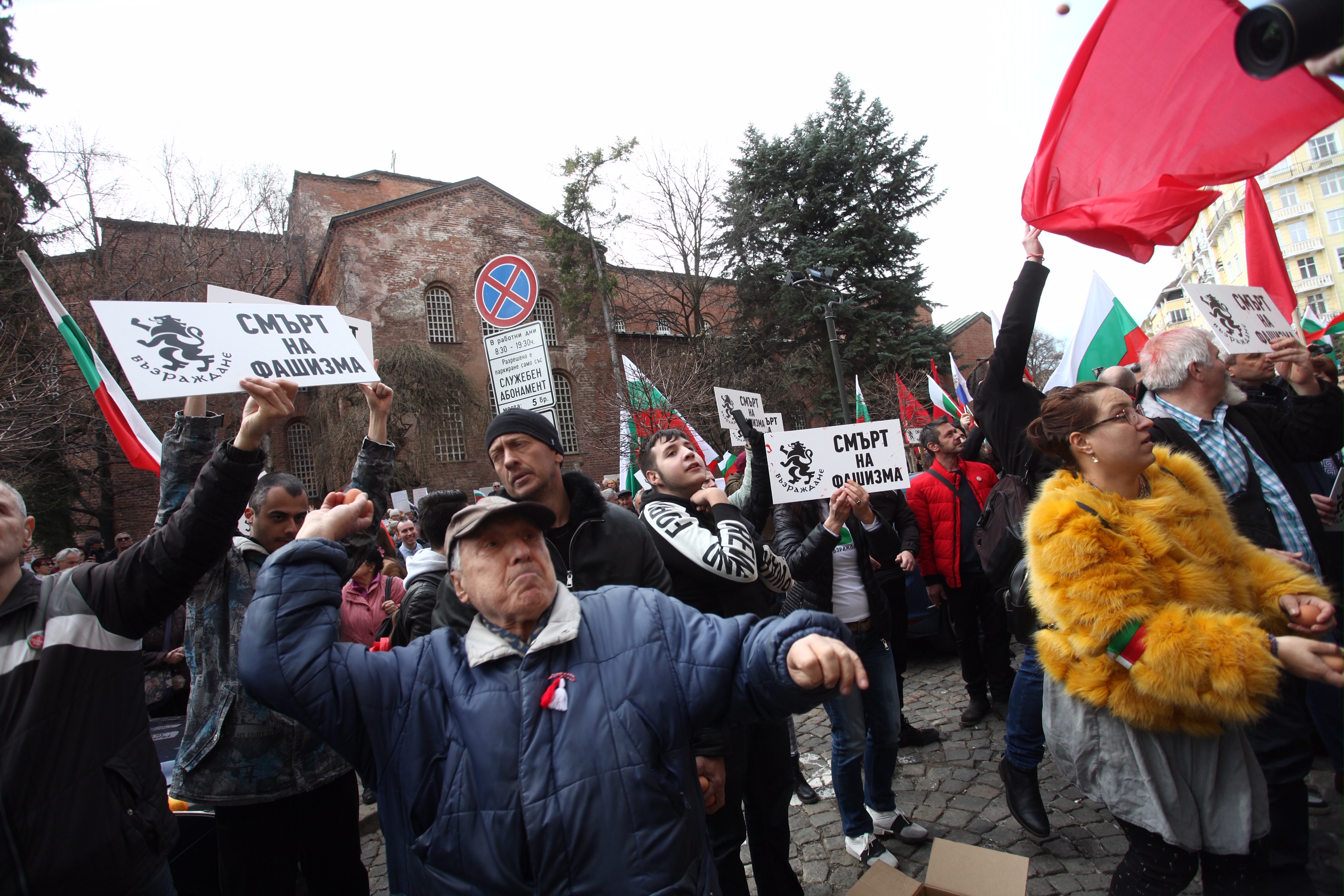 Протест срещу демонтирането на Паметника на Съветската армия, яйца полетяха към сградата на СО (СНИМКИ)