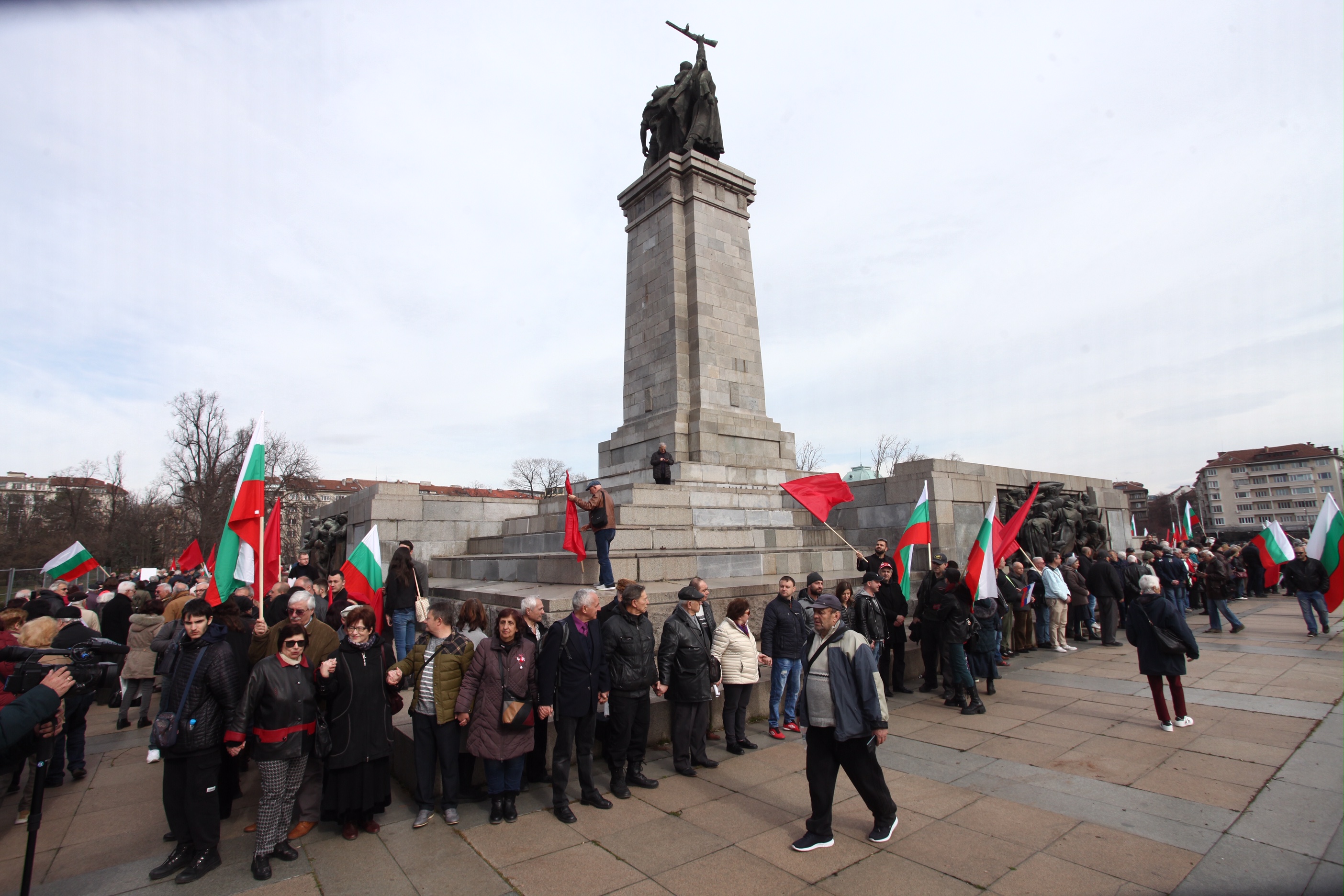 Протестиращи бранят с жива верига Паметника на Съветската армия (СНИМКИ)