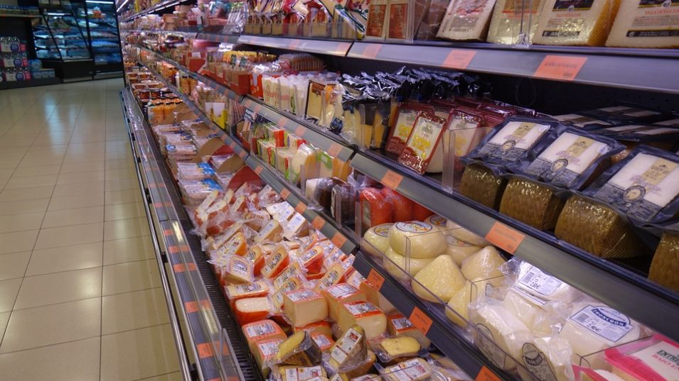 КЗП и БАБХ влязоха на проверка в хипермаркет, откриха нарушения