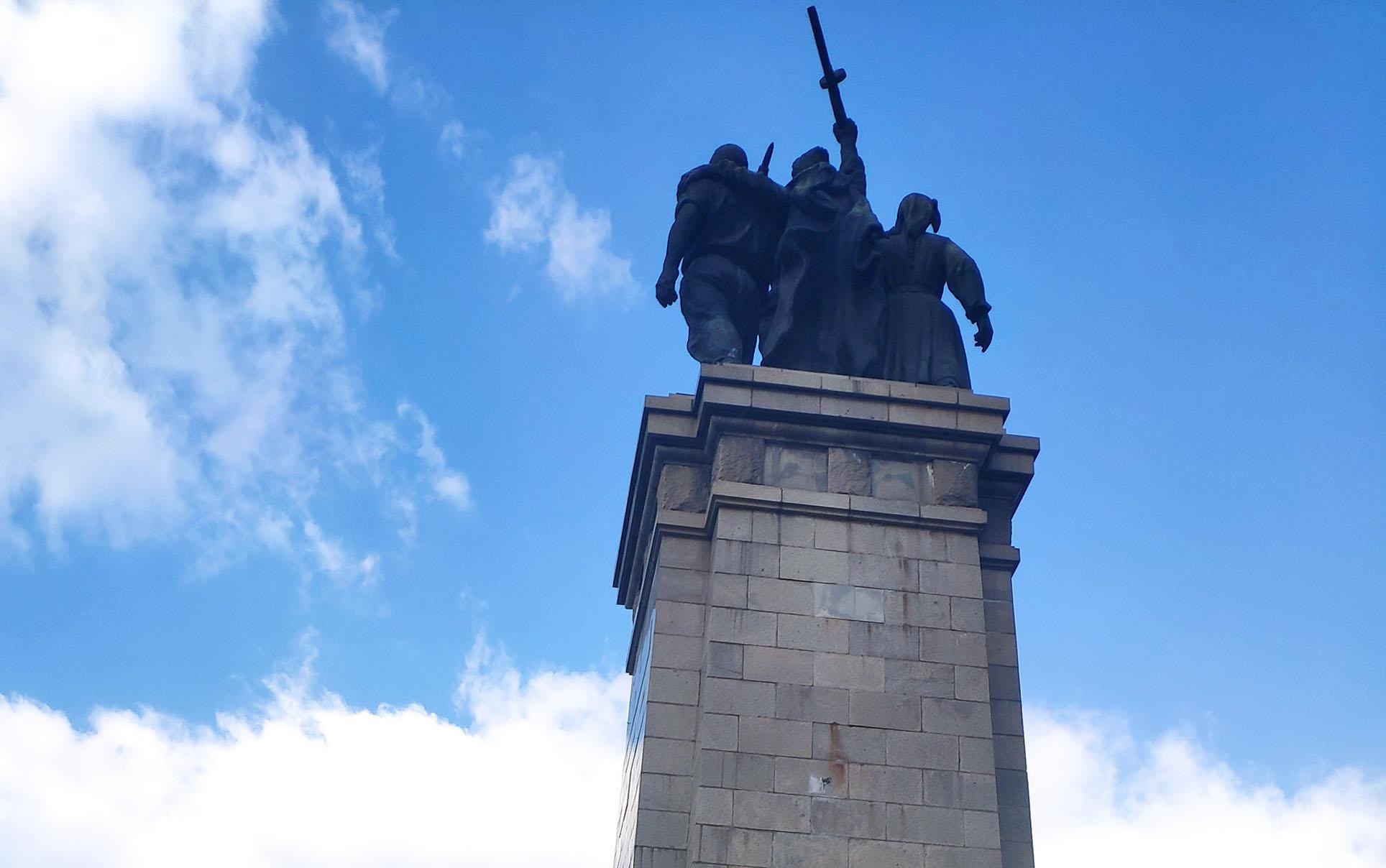 Далаверата зад паметника