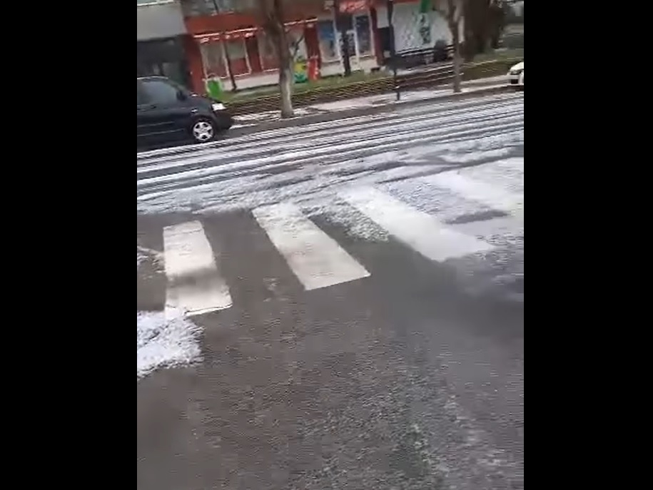 Градушка с размер на грахово зърно се изсипа над Кърджали, пътища побеляха (ВИДЕО)