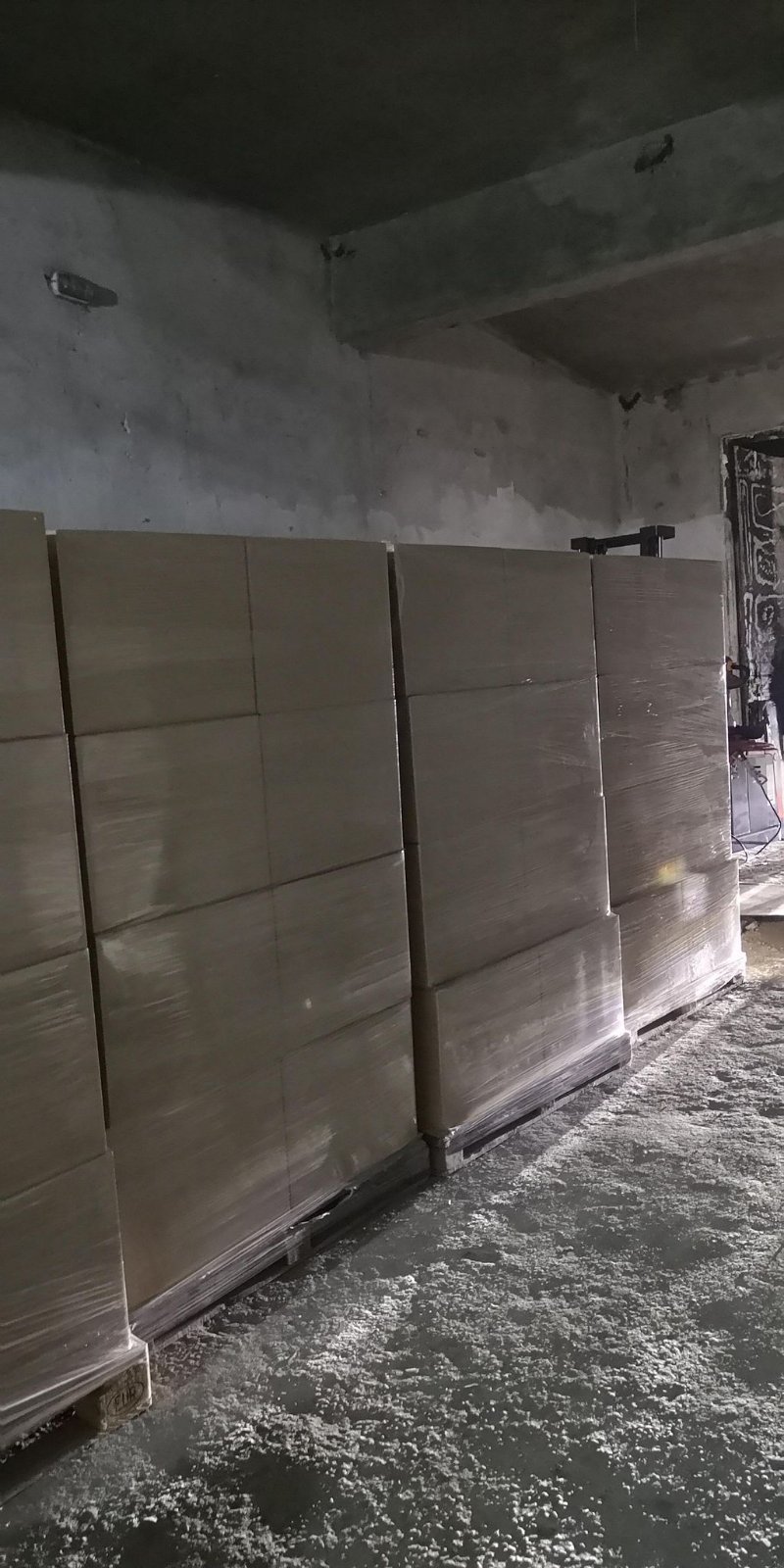 Издирват босове на складове с цигари