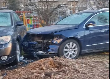 Автомобил отнесе паркирани коли в столичния кв. "Младост" (ВИДЕО)