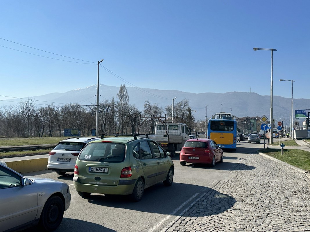 Катастрофа с тролей блокира кръстовище в София (СНИМКИ)