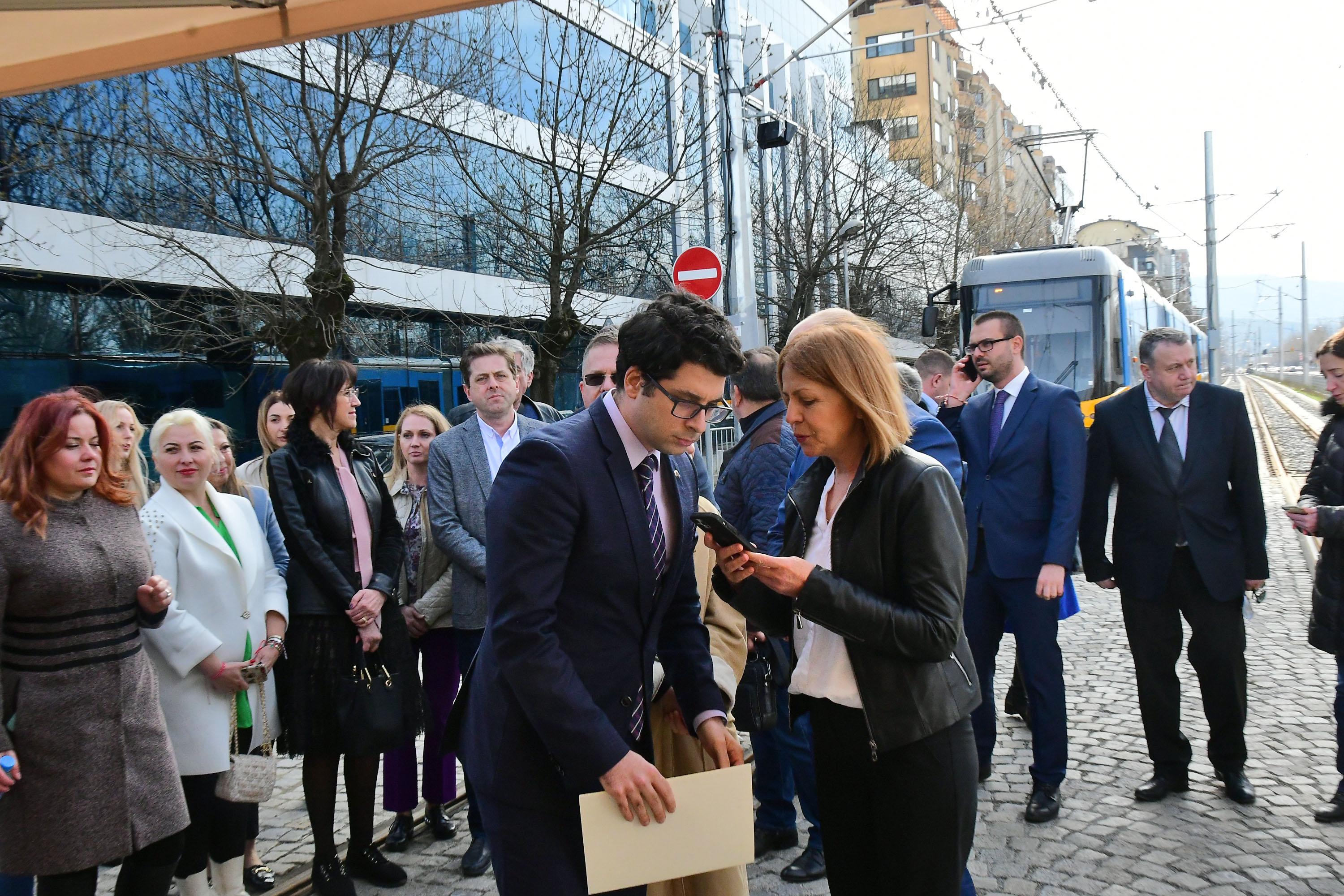 Първите нови 14 от общо 29 нископодови трамваи тръгват в София (СНИМКИ)