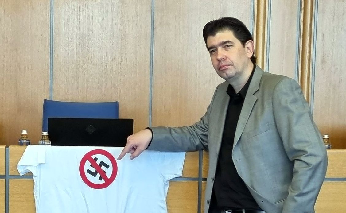 БСП - София възстановява счупената плоча на Паметника на Съветската армия