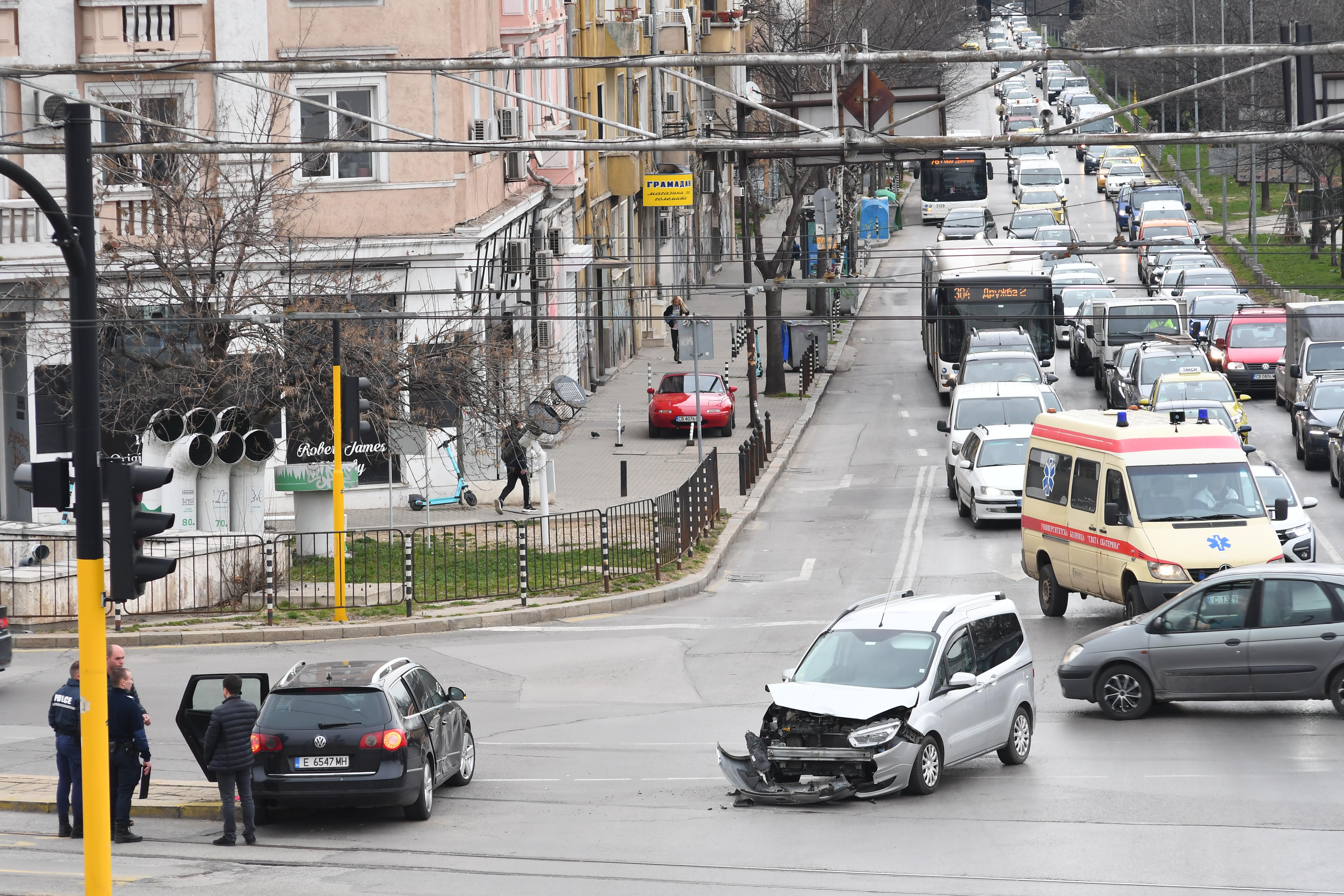 Два автомобила катастрофираха под Моста на влюбените до НДК (СНИМКИ)