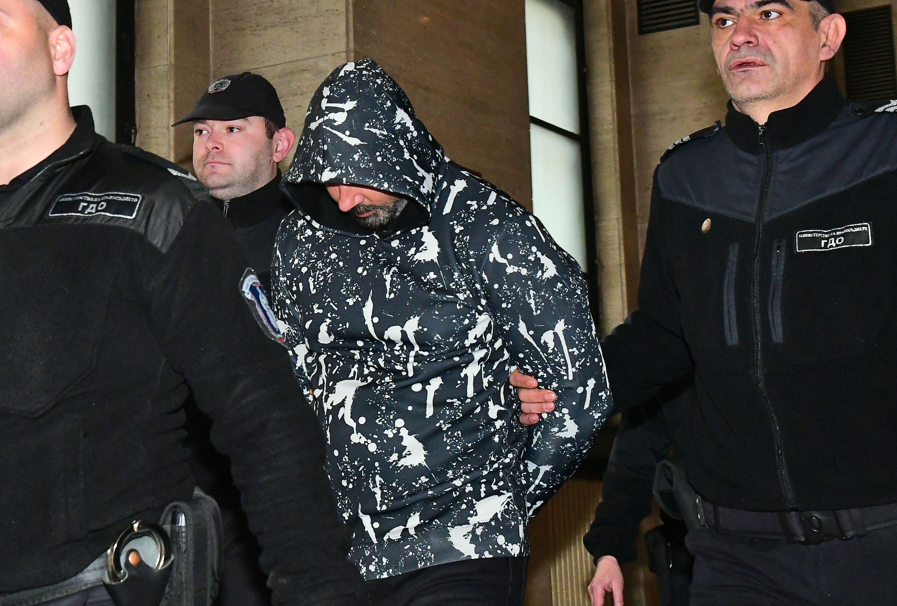 Постоянен арест за бившия граничар, обвинен за камиона-ковчег с мигрнати в Локорско