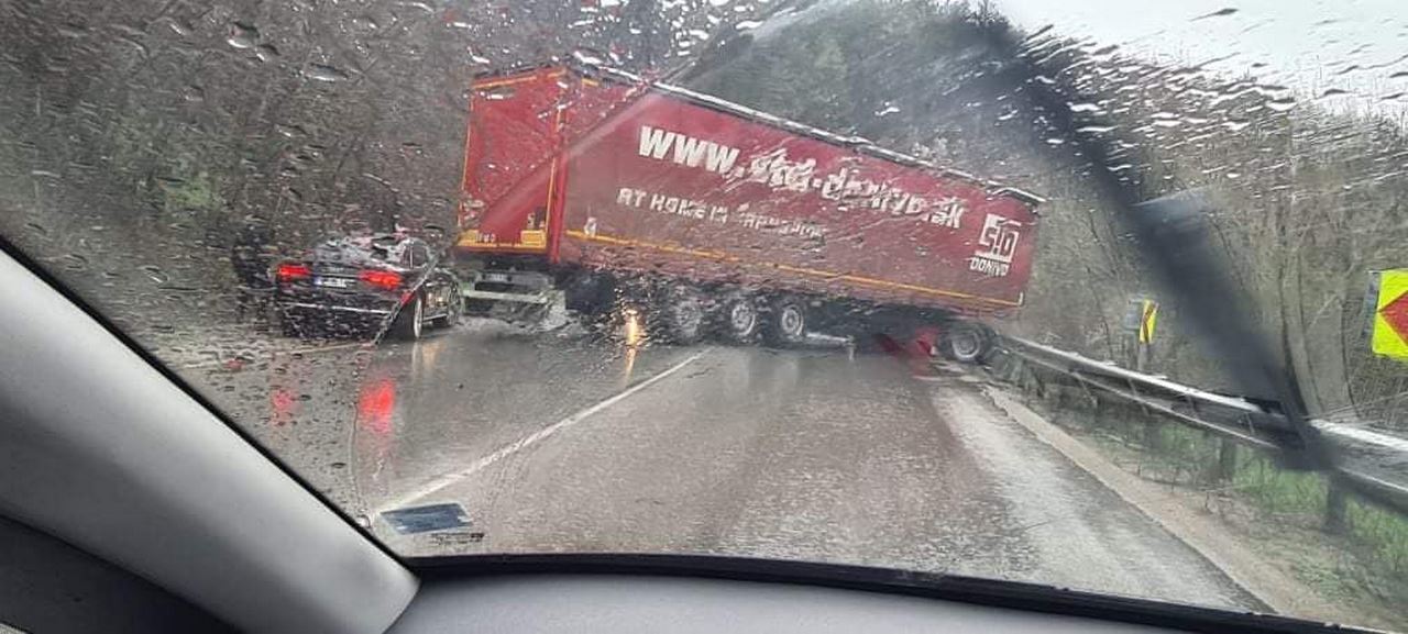 Тир блокира движението на Прохода на Републиката