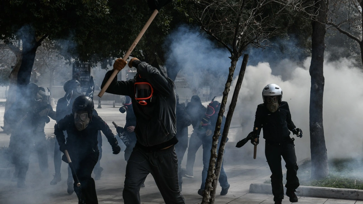 Демонстранти разбиха парламентарна кола на депутат в Атина и раниха охраната