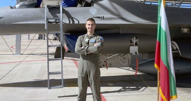 Втори български пилот завърши курса за усвояване на F-16