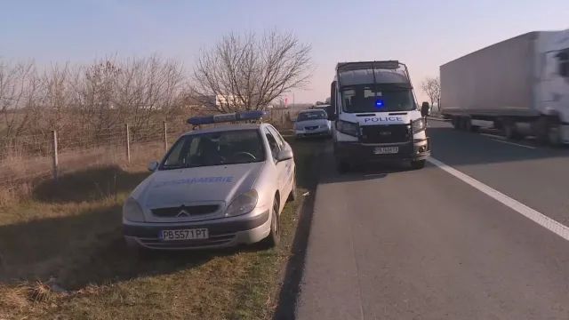 Заловиха 54 мигранти, натъпкани в бус на магистрала "Тракия"
