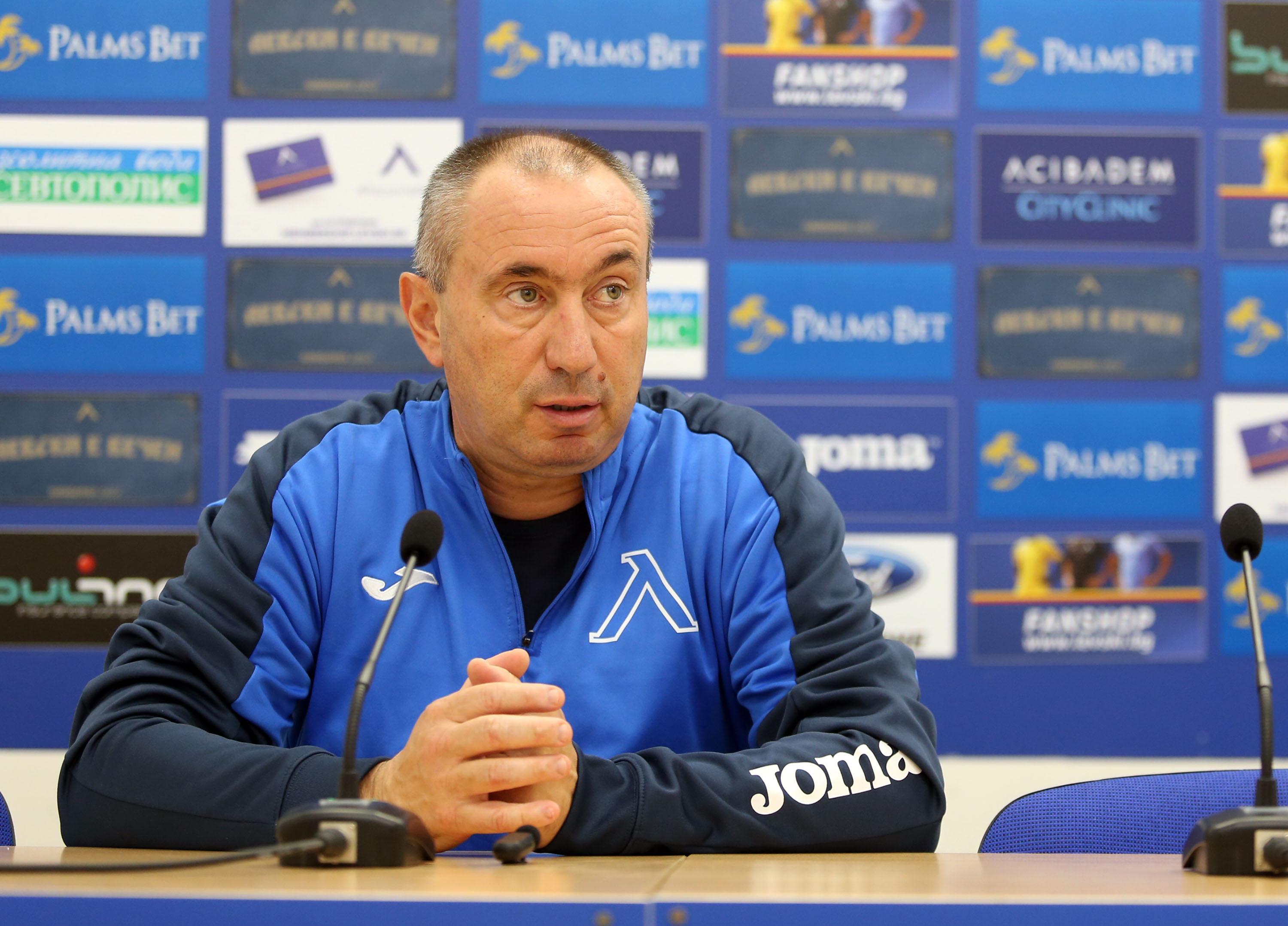Стоилов: Играчите да мислят само за представянето на терена