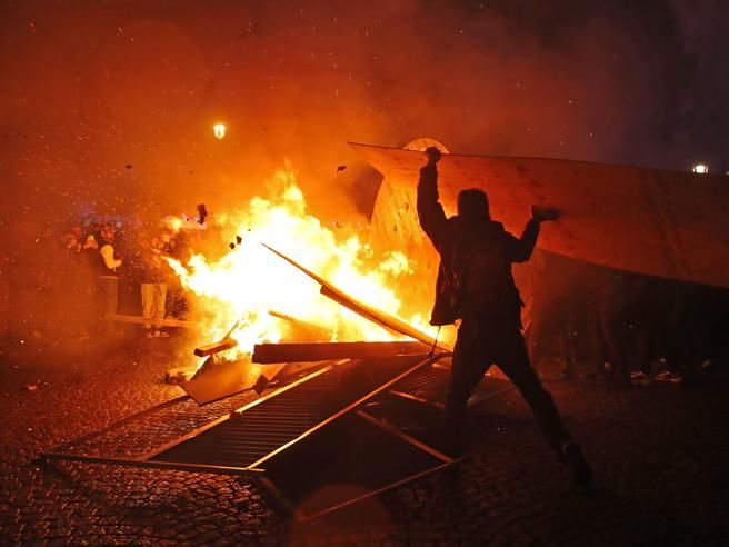 Париж гори в огъня на гнева срещу Макрон