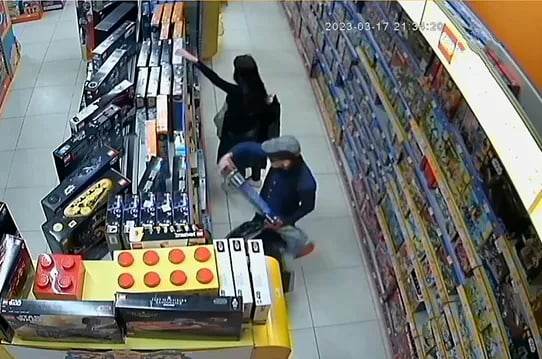 Мъж и жена опитаха да отмъкнат LEGO за над 2000 лв. от магазин за играчки в София