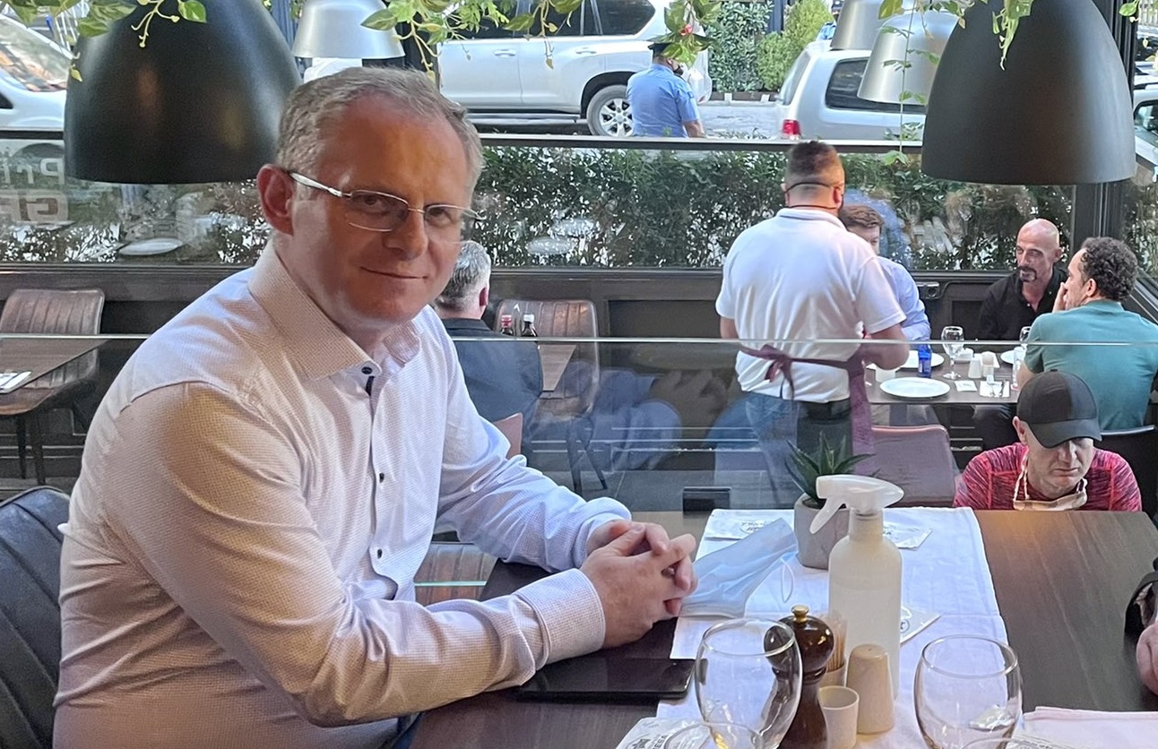 Замериха с торта главният преговарящ на Прищина с Белград (ВИДЕО)