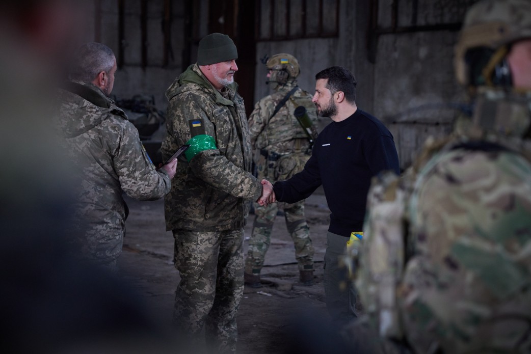 Зеленски отново отиде на фронта край Бахмут, награди военни (ВИДЕО)