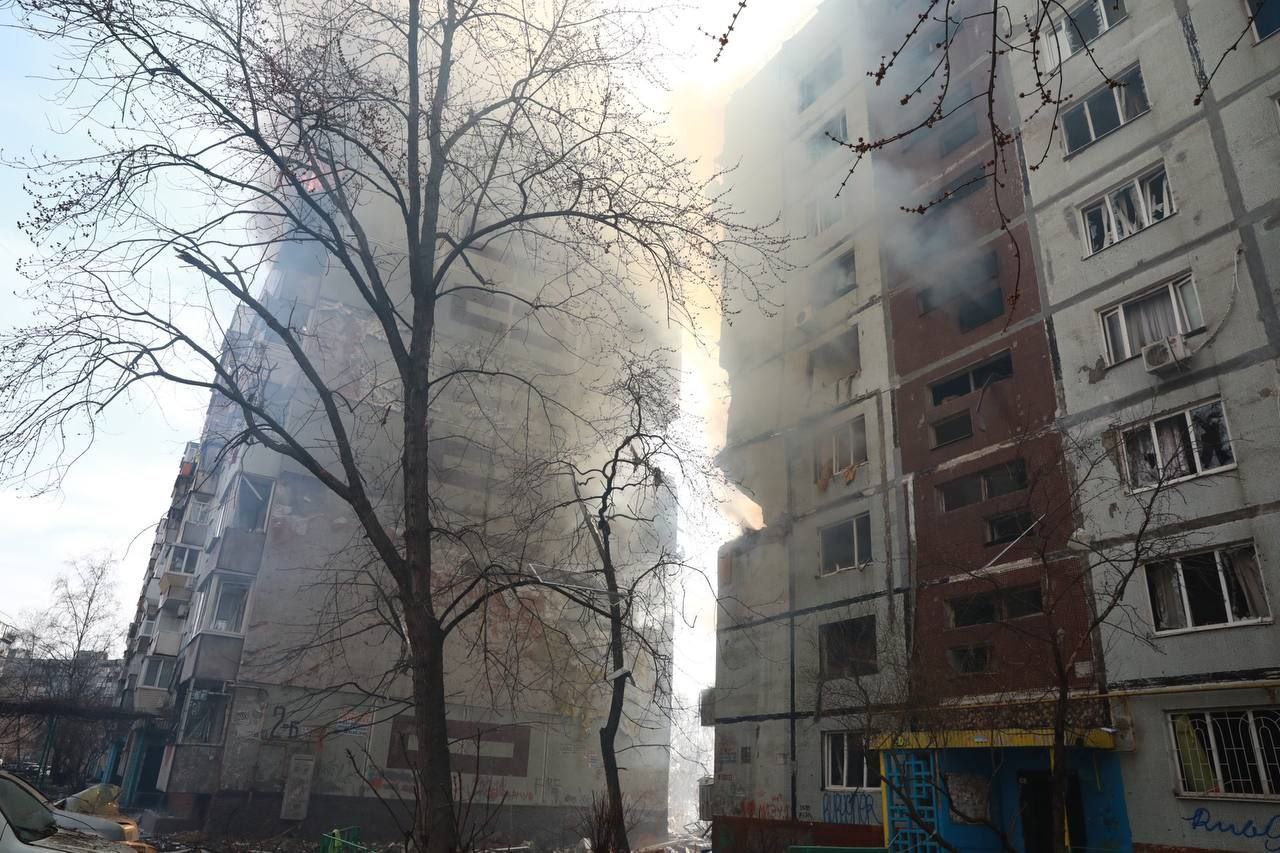 Ракета удари жилищен блок в Запорожие (ВИДЕО)