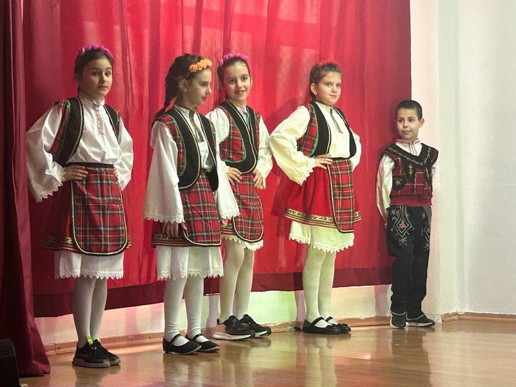 Бард и диригент написаха химн на училище