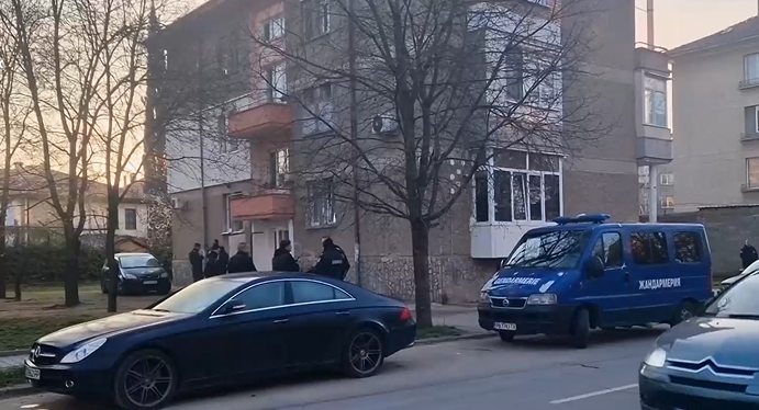Жители излязоха на протест в Ямболско, след като бус помете три коли и блъсна пешеходец