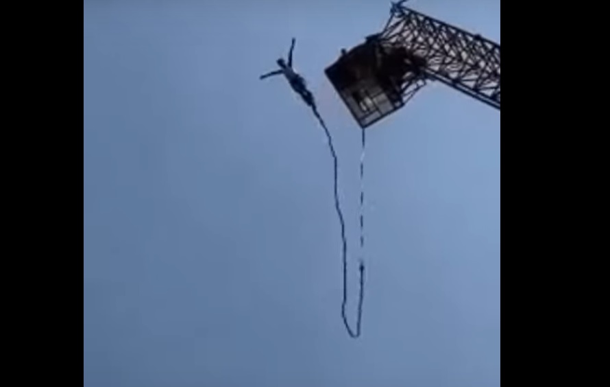 Турист оцеля при бънджи скок, след като въжето му се скъса (ВИДЕО)