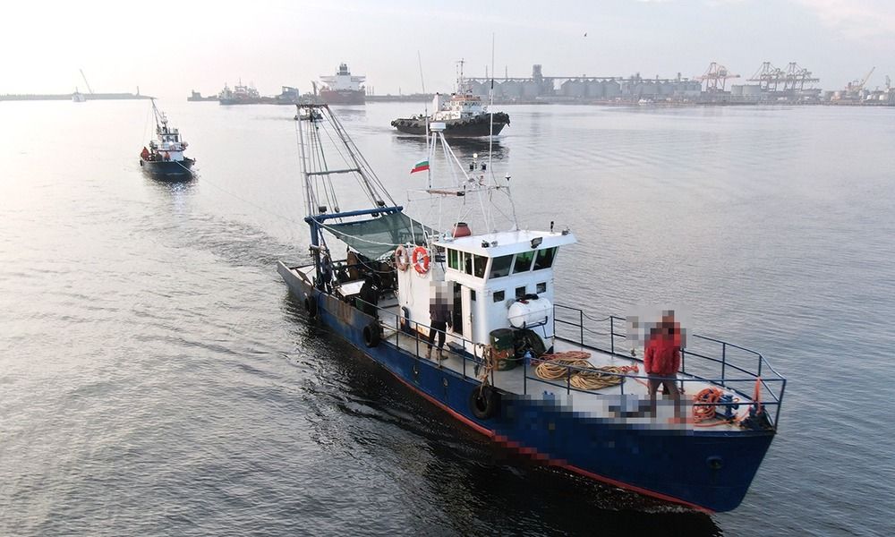 Всички моряци от задържаните български кораби в Румъния са освободени
