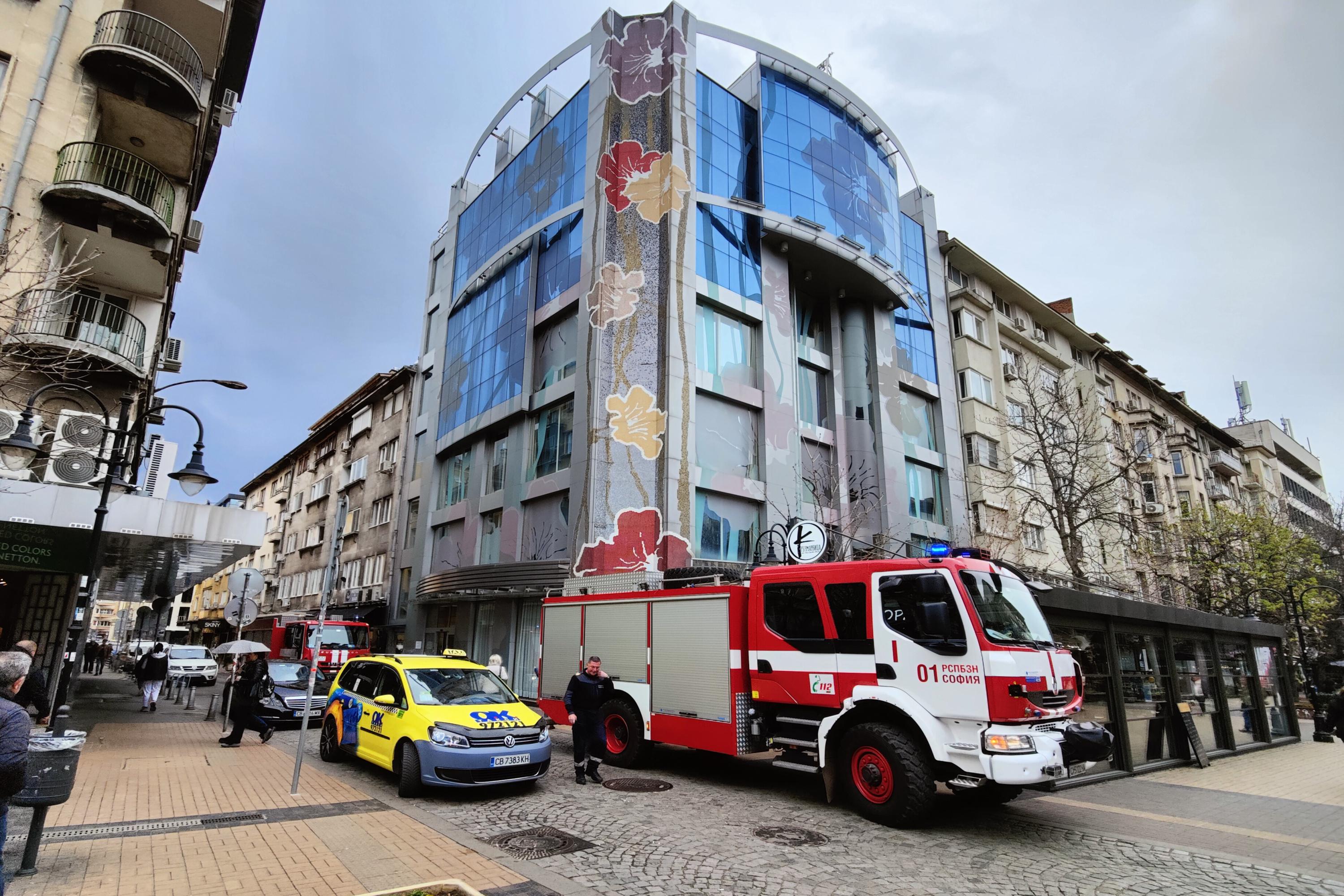 Пожар в сграда на столичния бул. "Витоша" (СНИМКИ)