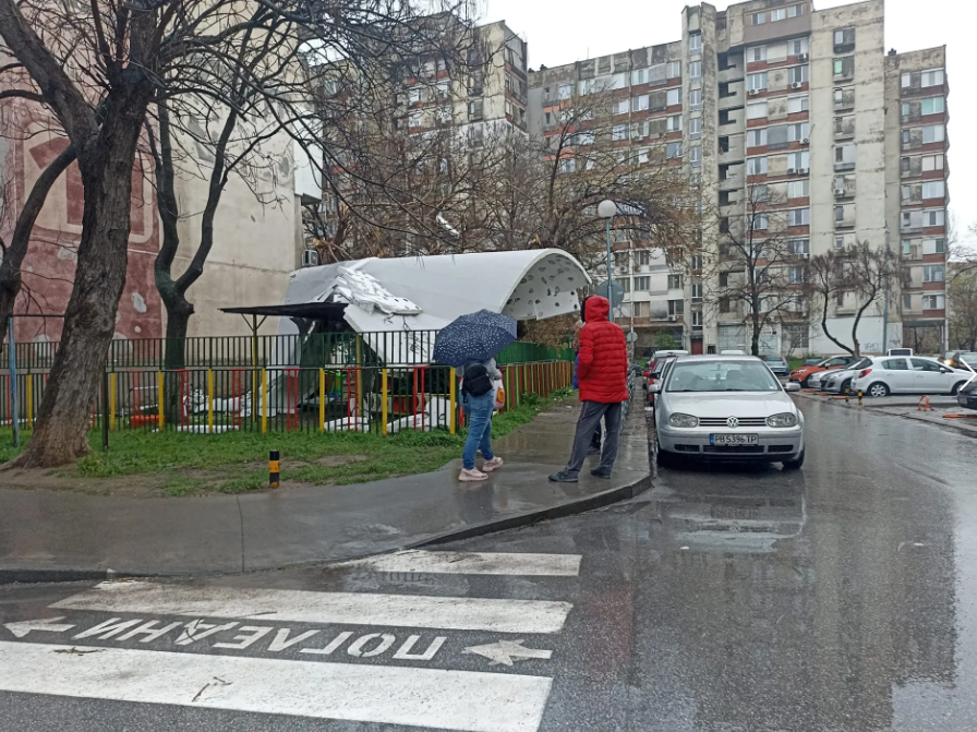 Изолация на блок падна върху детска градина в Пловдив след силна буря (СНИМКИ и ВИДЕО)