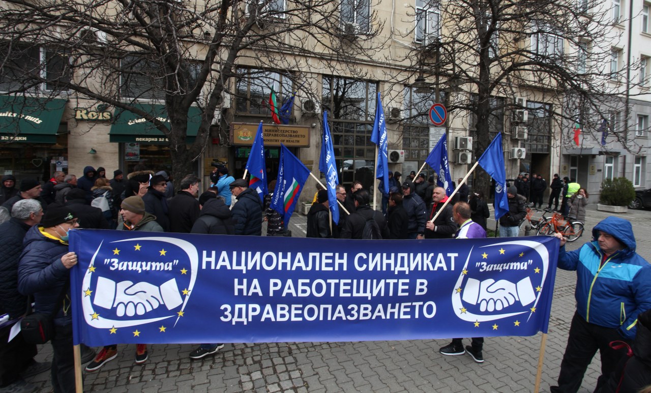 Протест през МЗ за по-високи заплати на шофьорите на линейки (СНИМКИ)
