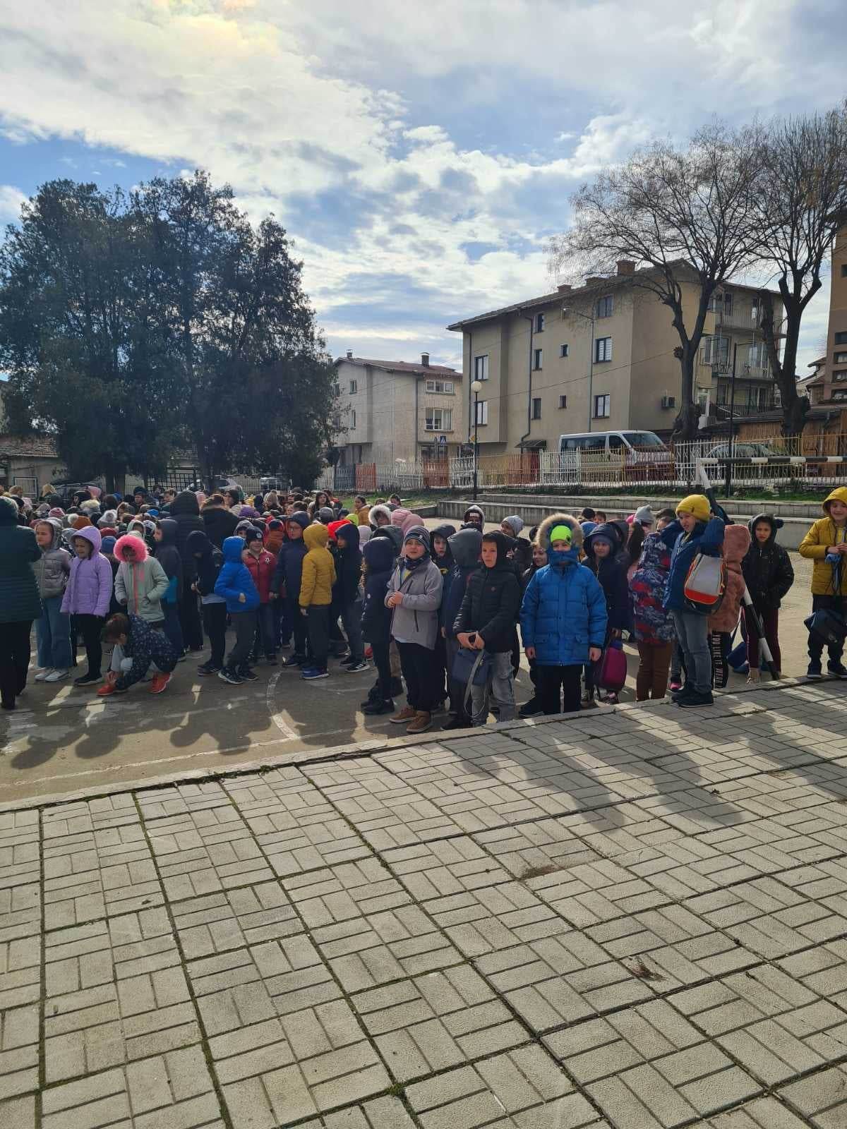 Втори ден имейли с бомбени заплахи към варненски училища