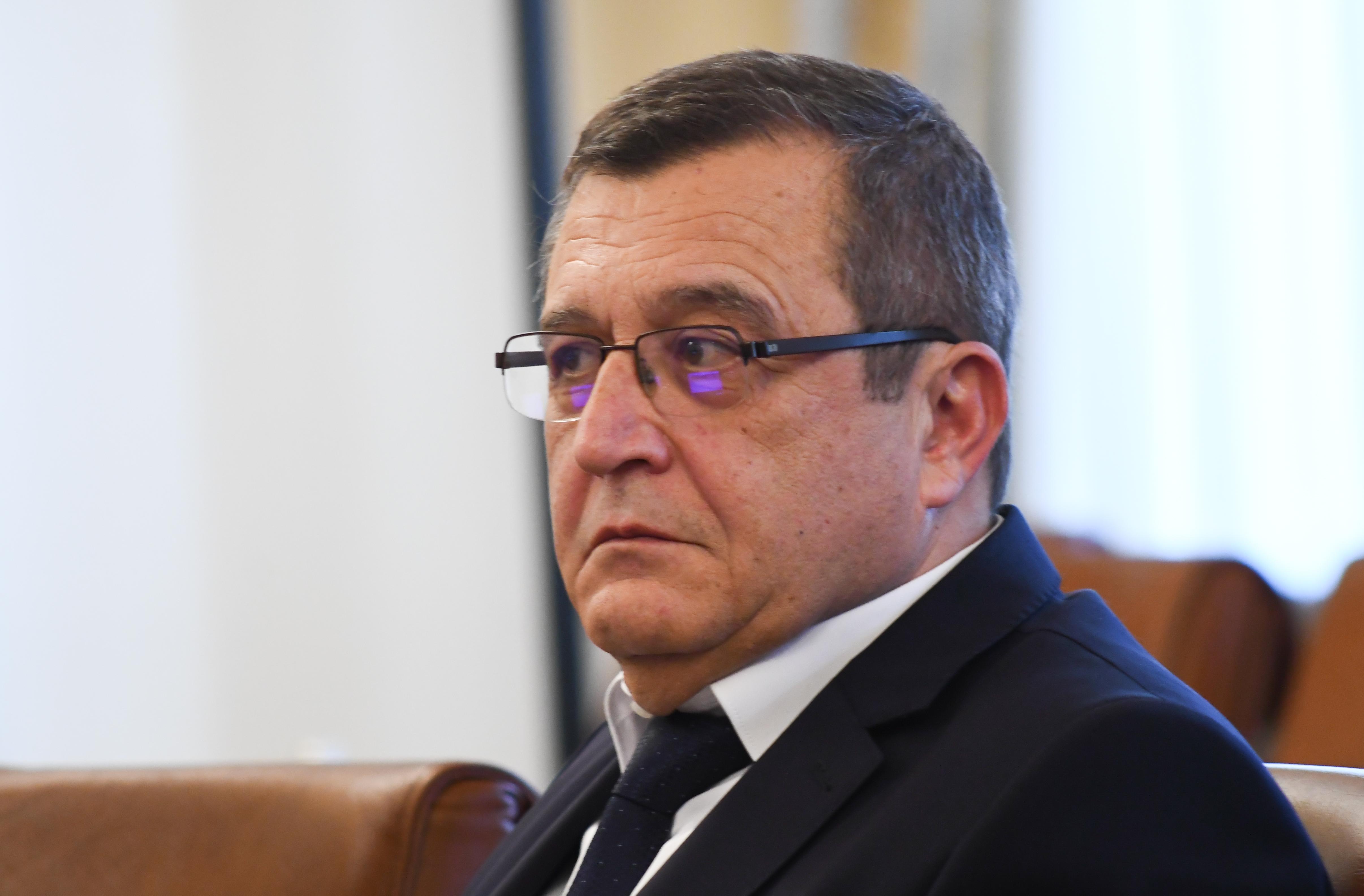 Министър Сашо Пенов: Директорите преценяват как да се действа при заплахи за бомби в училищата
