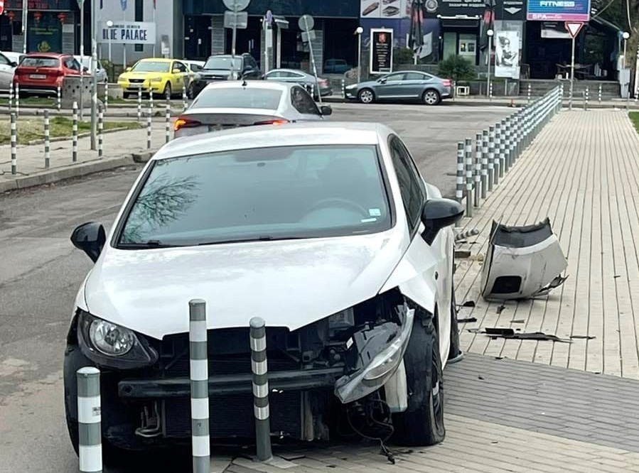 Шофьор помете колчета на столичен тротоар (СНИМКИ И ВИДЕО)