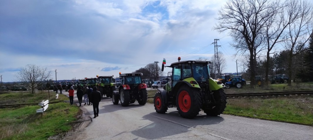 Земеделски производители от област Перник излязоха на протест