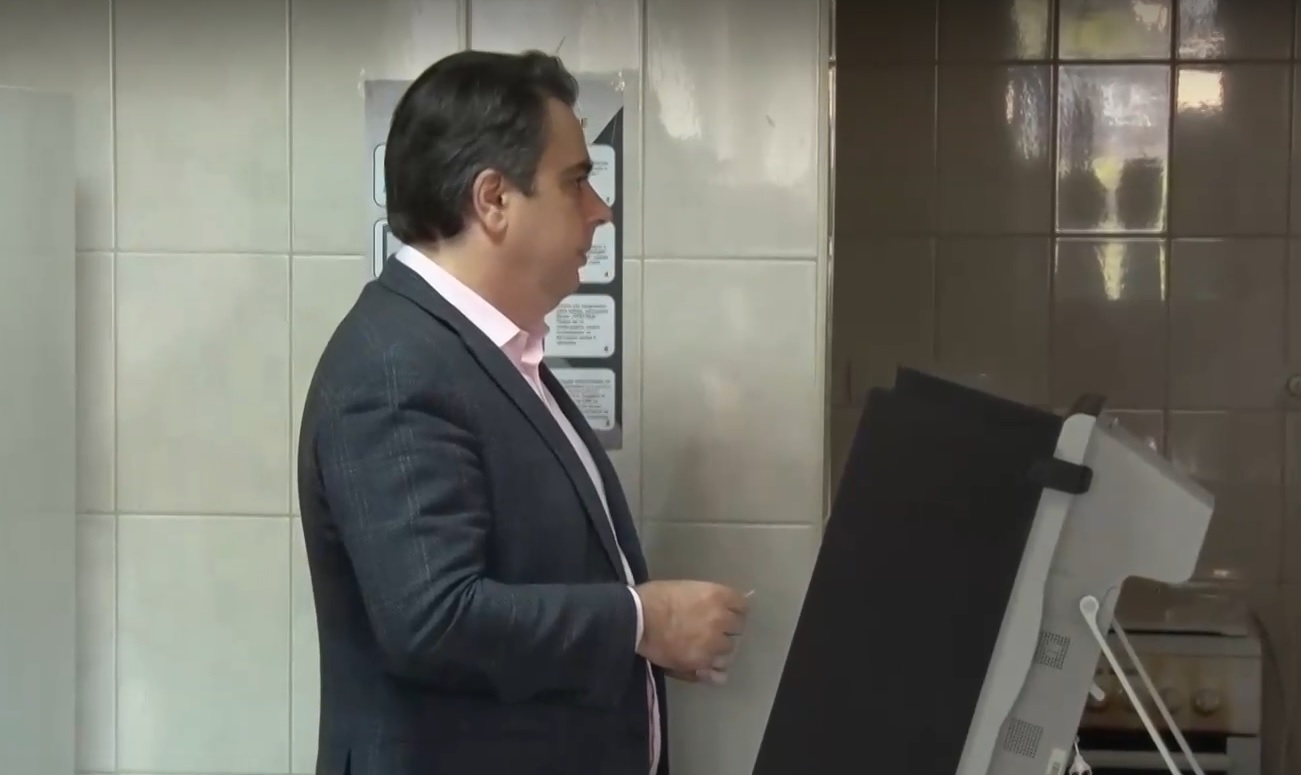 Дефект в машината: Асен Василев успя да гласува от третия път