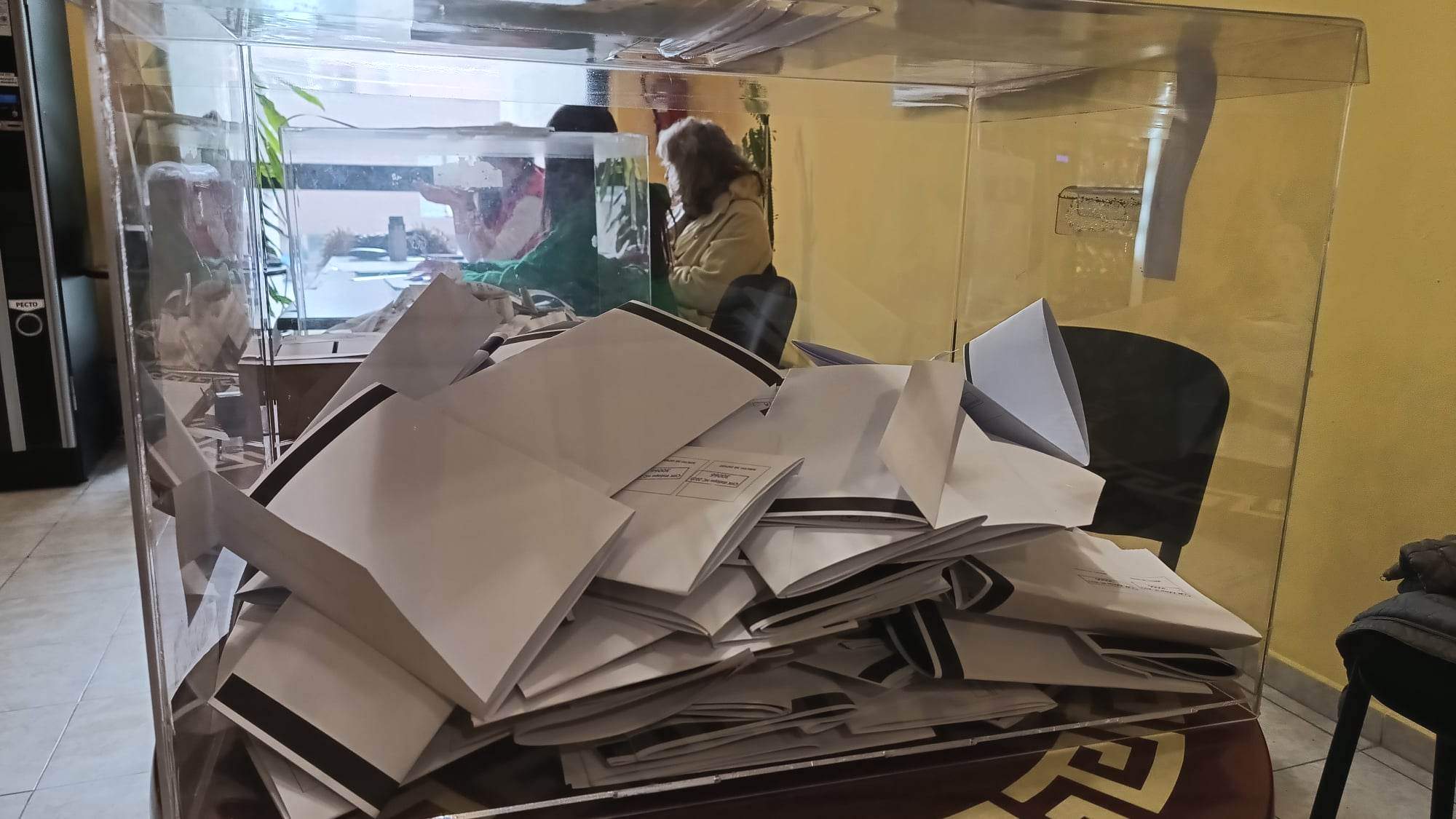 Машини пускат половин бюлетина