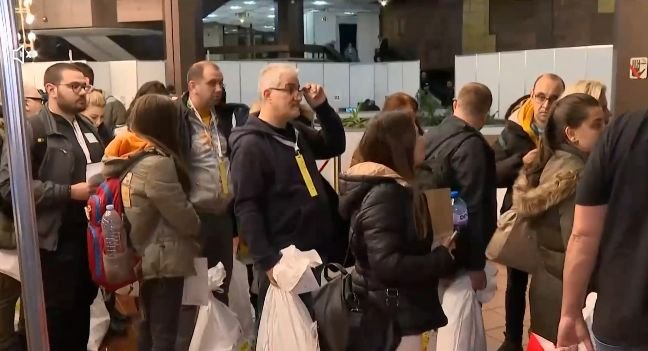Опашки и напрежение при предаването на изборните книжа в страната