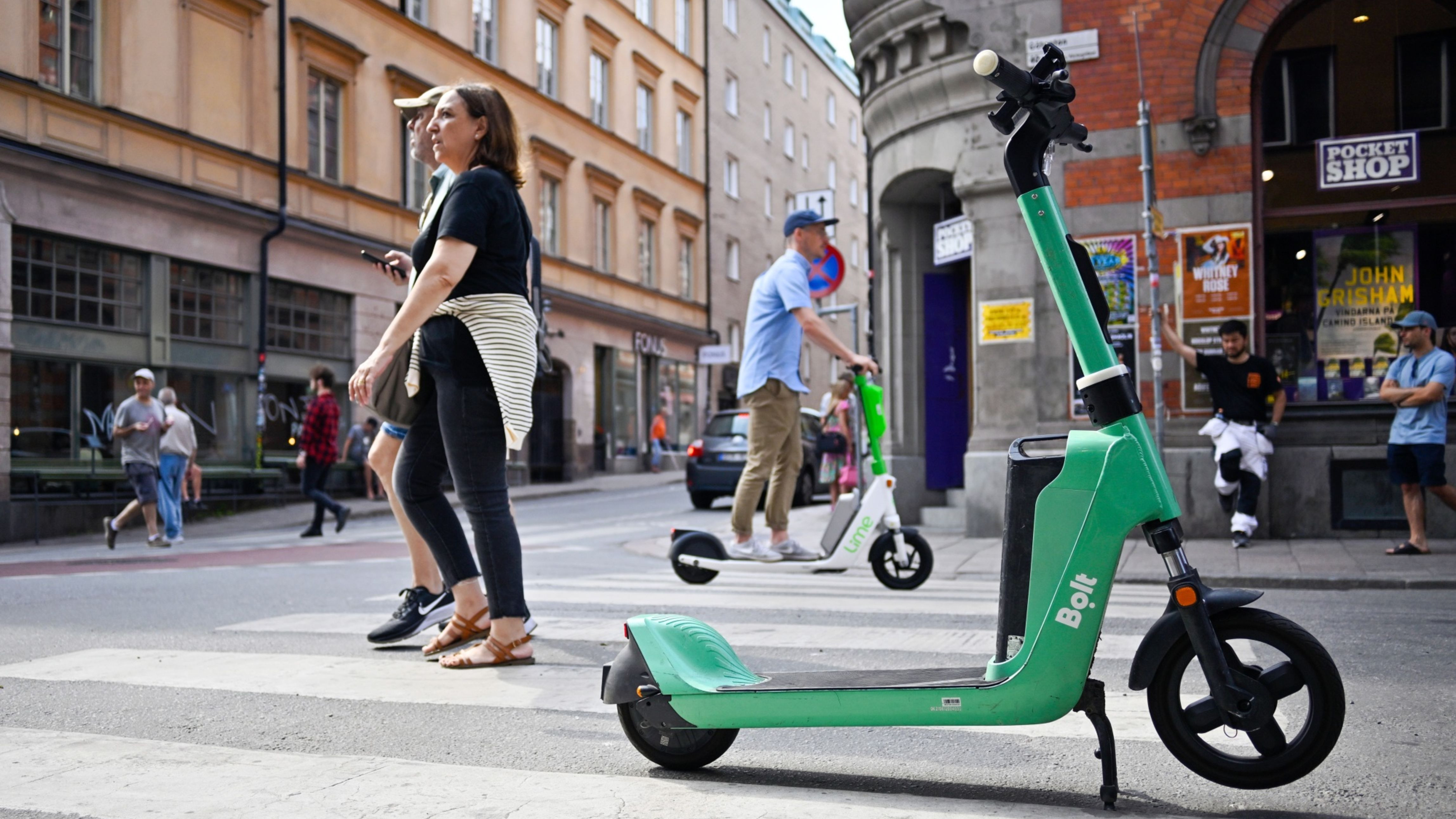 Париж забрани отдаваните под наем електрически тротинетки