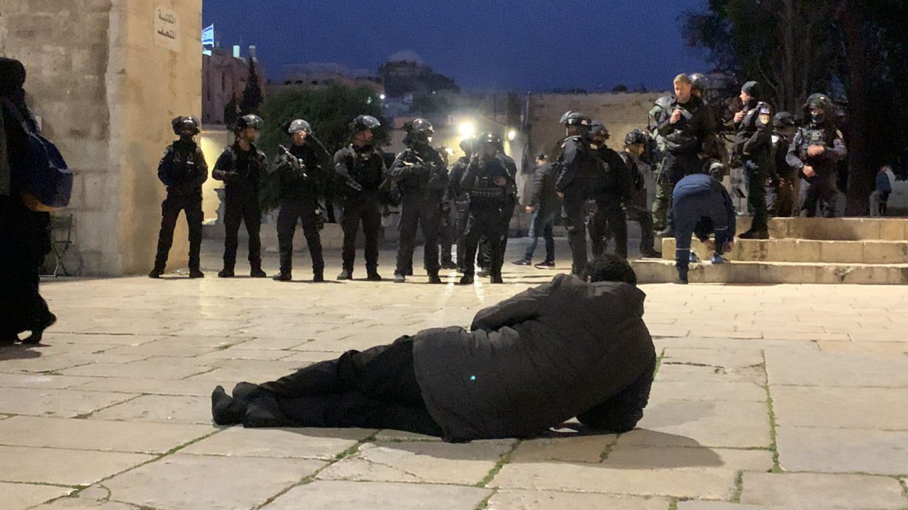 Израелската полиция атакува палестински поклонници край джамията Ал Акса