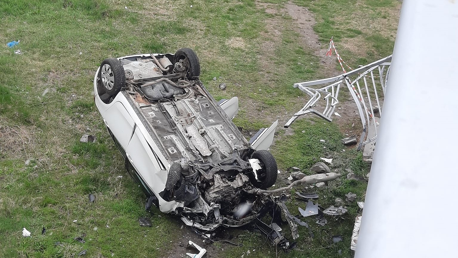 Кола падна от моста на столичния кв. "Филиповци"