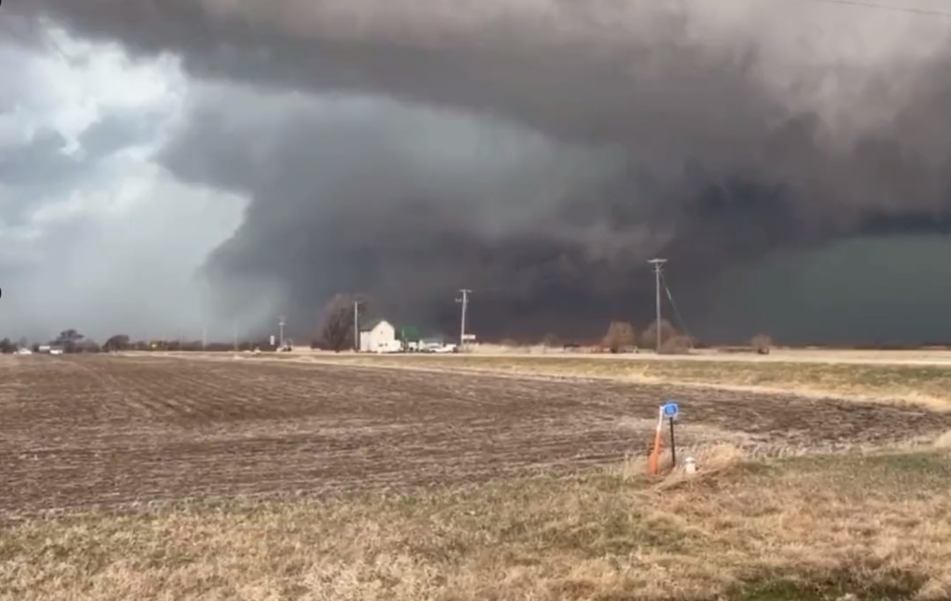 Множество жертви и пострадали при торнадо в американския щат Мисури (ВИДЕО)